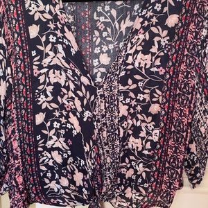 Love stitch brand!!! Very cute summer blouse